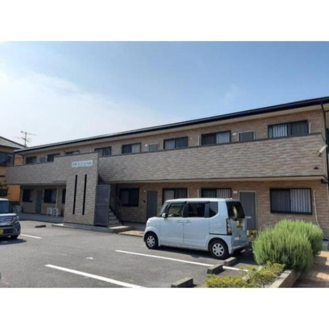 松山市西長戸町のアパートの建物外観