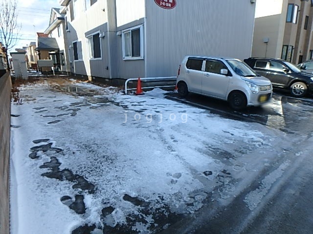 【苫小牧市拓勇東町のアパートの駐車場】