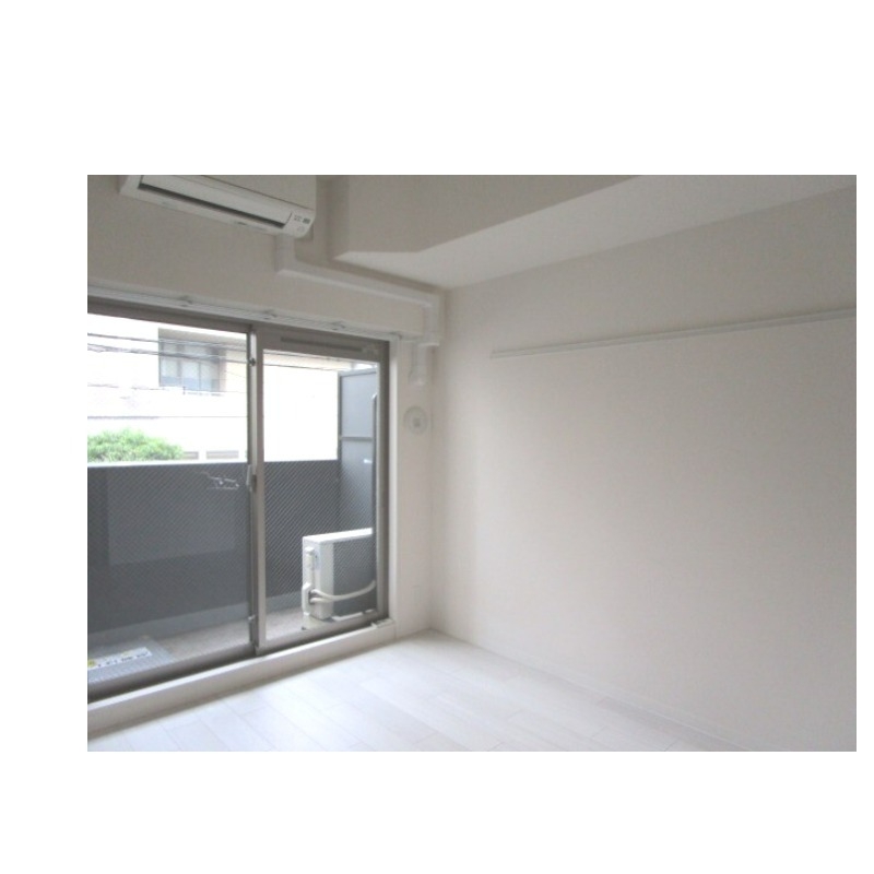 居室・リビング　窓からの光がいい感じです。