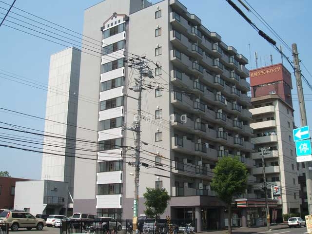 札幌市東区北八条東のマンションの建物外観