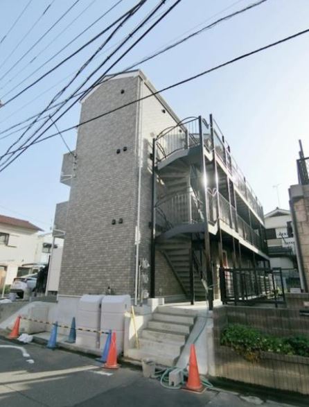 【横浜市磯子区中原のアパートの建物外観】