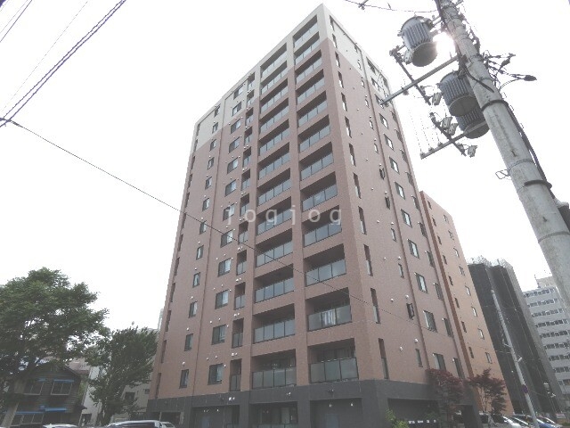 札幌市北区北十三条西のマンションの建物外観