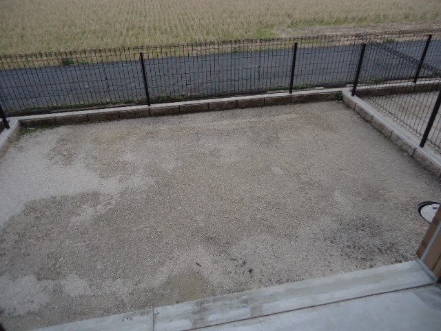 【出雲市小山町のアパートの庭】