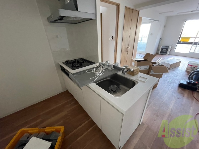 キッチン　キッチン周りは意外と物が多いので棚があるといいですね。