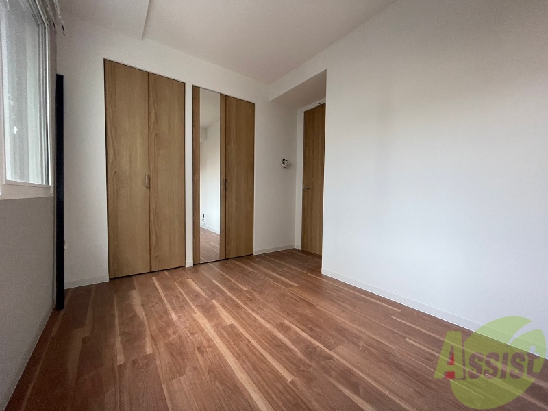 その他部屋・スペース　寝室はこちらです。光が差し込む、温かみのあるお部屋です。