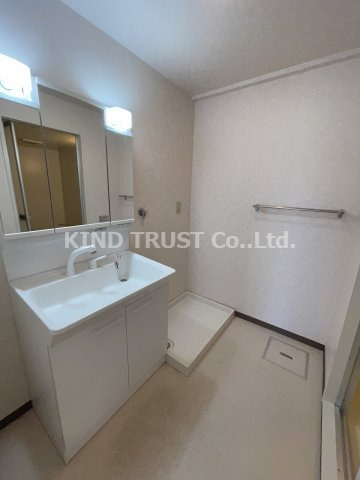 洗面設備　明るい洗面所です