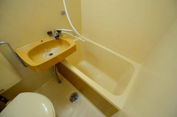 バス・シャワールーム　1日の疲れをとってくれる浴室です。