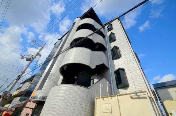 建物外観　存在感のある外観ですね。