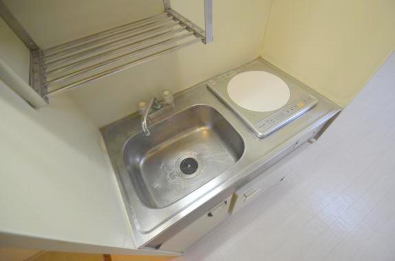 キッチン　ピカピカのミニキッチンです。お料理が楽しくなりますね。