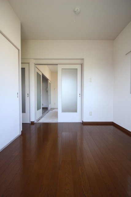 居室・リビング　同物件、別号室のものです。