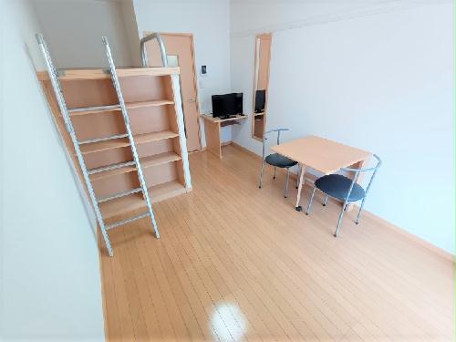 居室・リビング　家電・家具付き物件です。