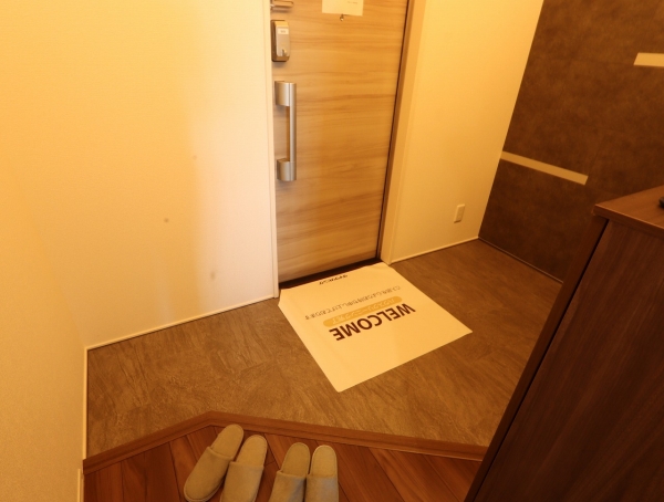 玄関　玄関を入るとホールがあります