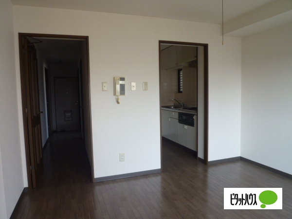 居室・リビング　同物件別室写真