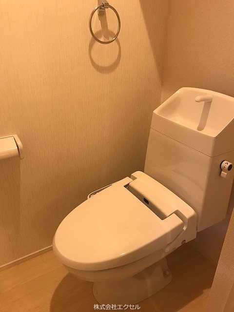 トイレ　温水洗浄便座です。