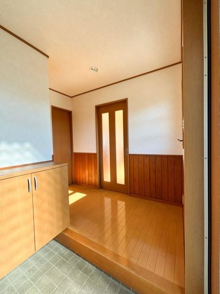 玄関　木目調の玄関が印象的です