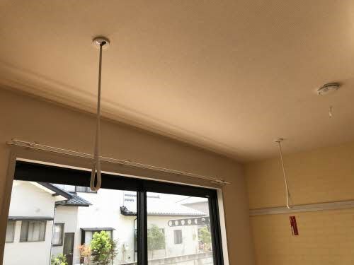 バルコニー　室内物干しがあり雨の日も安心