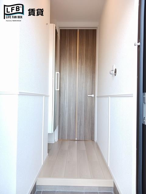 玄関　※同間取り別物件の写真です。