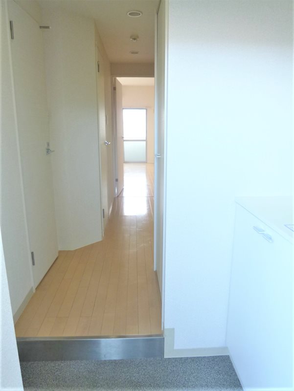 玄関　※写真は同タイプ401号室