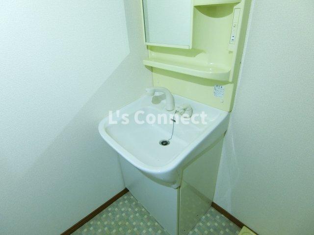 洗面設備　朝の支度もスムーズな独立洗面台。