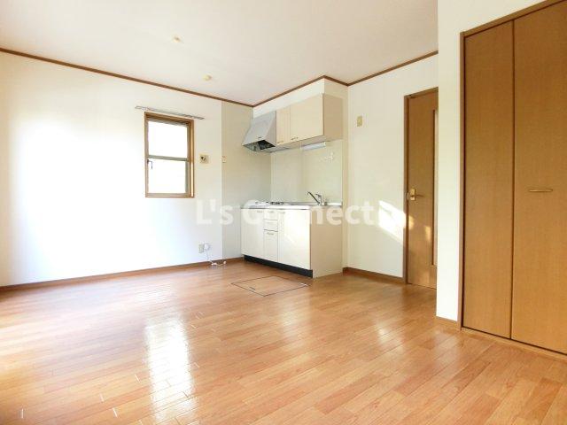 居室・リビング　角部屋で２面に窓があります。