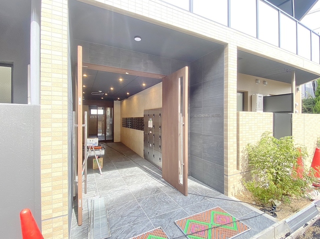 エントランス　オートロック・宅配ボックス・防犯カメラ