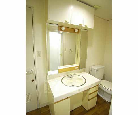 洗面設備　大きな洗面台です。