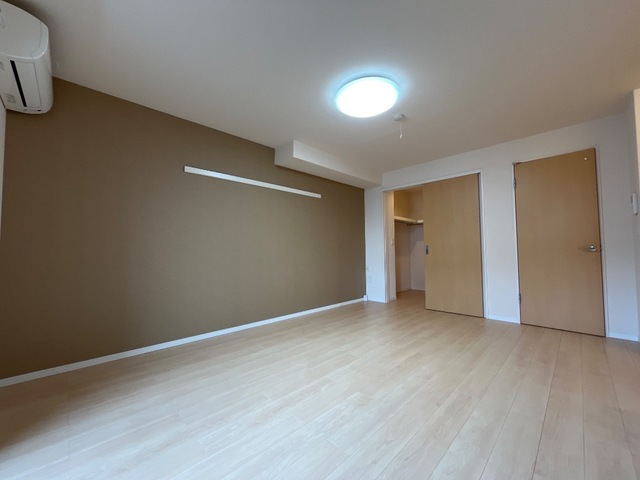 居室・リビング　洋室からキッチン