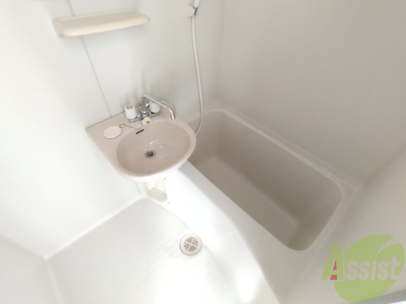 バス・シャワールーム　こちらのお風呂で一日の疲れを癒して下さい。