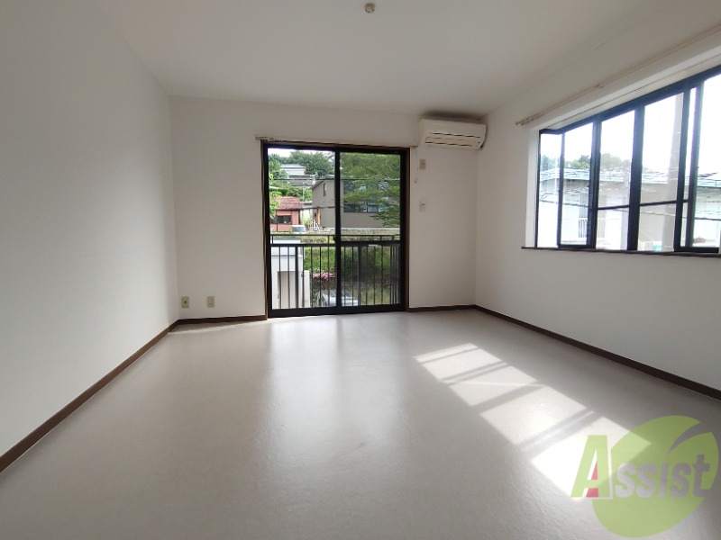 居室・リビング　９帖の洋室です、２面採光で光が差し込みます。