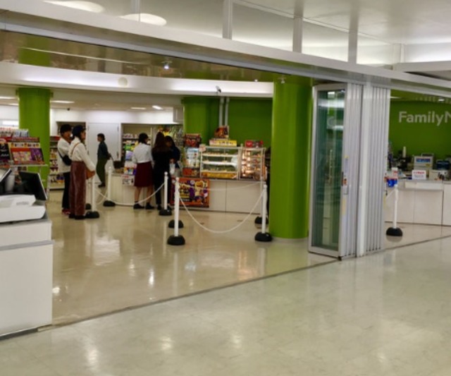 コンビニ　ファミリーマート武庫川女子大学店（コンビニ）まで501m