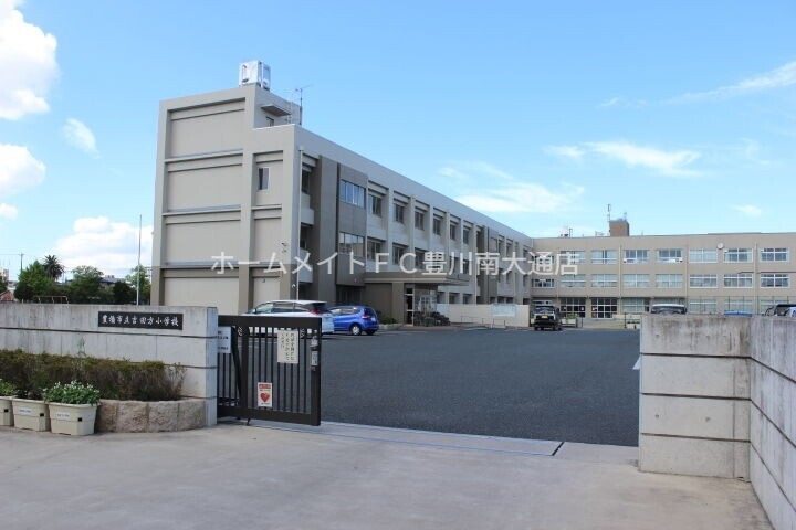 小学校　豊橋市立吉田方小学校（小学校）まで605m