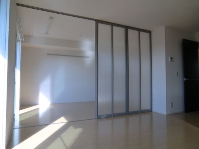 その他　間仕切り開放でお部屋を広く使えます