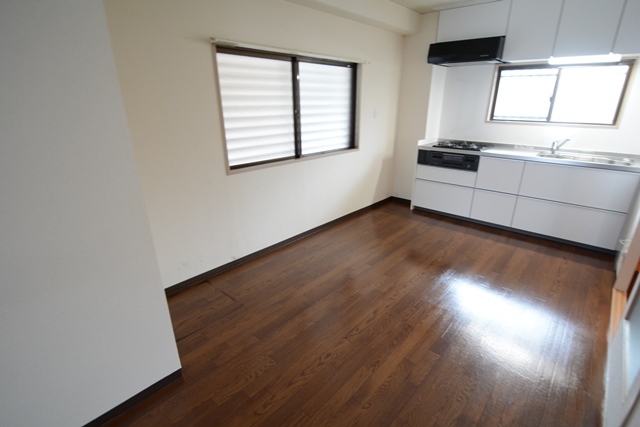 居室・リビング　２面採光の明るいお部屋です。