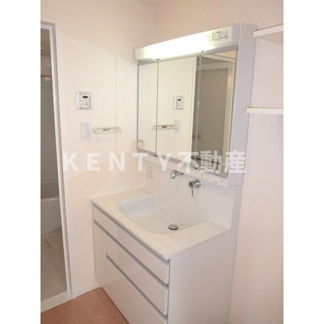 洗面設備　明るい洗面所です