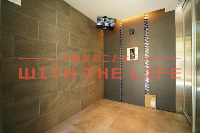 エントランス　落ち着いたエントランスです