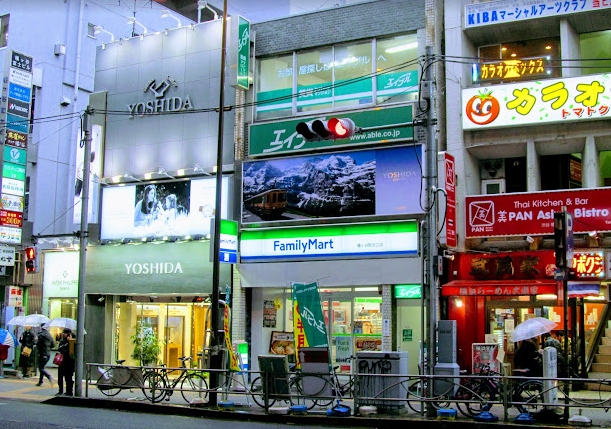 コンビニ　ファミリーマート幡ヶ谷駅北口店（コンビニ）まで132m