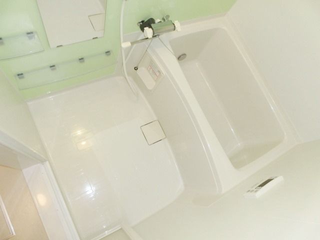 バス・シャワールーム　追い焚き機能付きのバス。