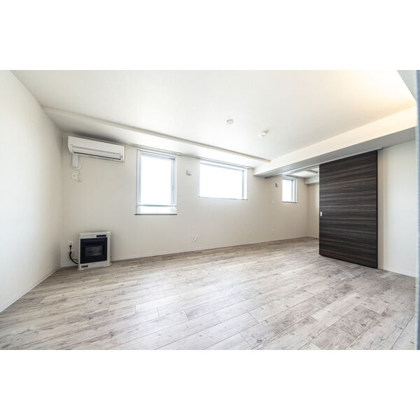 居室・リビング　白基調の落ち着いた内装☆