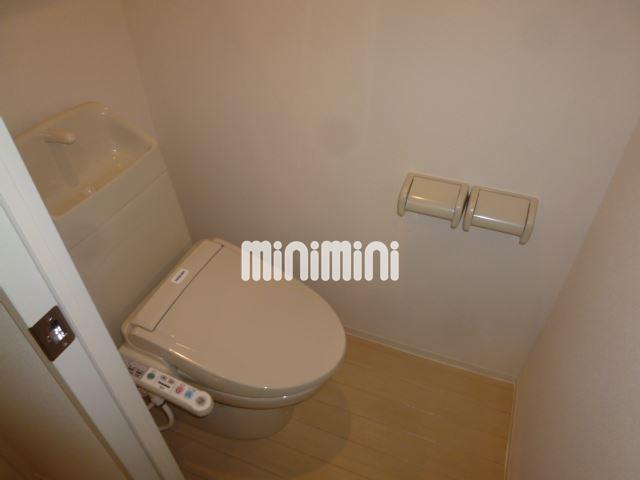 トイレ　温水洗浄便座付きのトイレ。