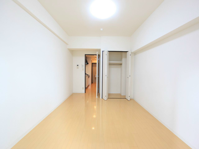 居室・リビング　洋室9.07帖　クローゼット（収納充実してます）