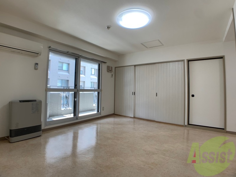 居室・リビング　リビングです。白を基調としていてお部屋全体が明るいですね！