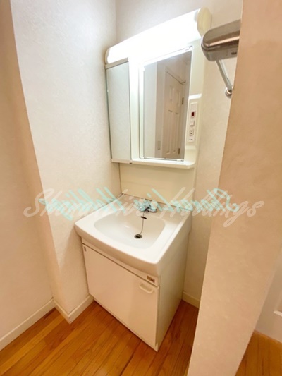 洗面設備　明るい洗面所です