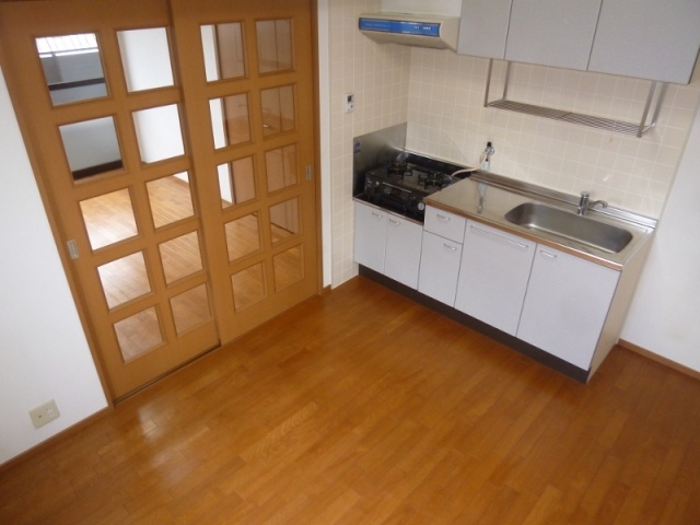 居室・リビング　床色が落ち着いた色合いで、とてもきれいです！