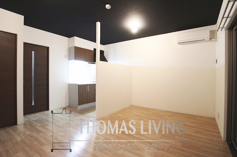 居室・リビング　天井のアクンセトクロスもお洒落を演出します。