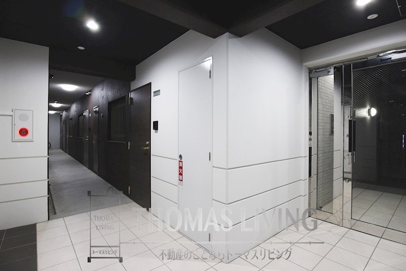 ロビー　共用廊下は明るくなっています。