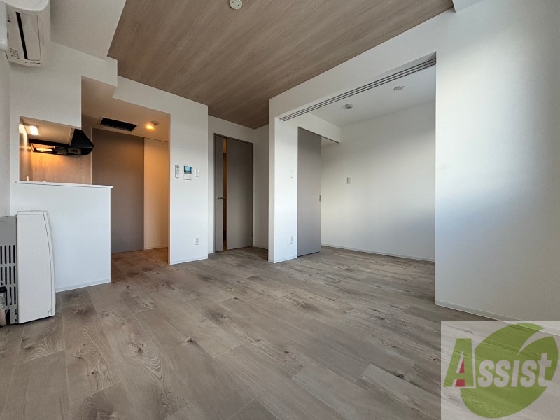 居室・リビング　フローリングや壁の色がお洒落な印象のリビングです。