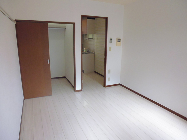 居室・リビング　☆明るい床材＆広めの室内です☆