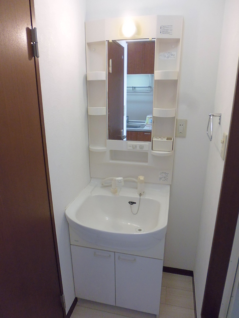 洗面設備　☆朝に便利なシャワー付き洗面台です☆