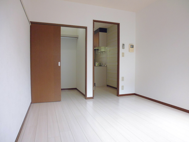 居室・リビング　☆明るい床材＆広めの室内です☆