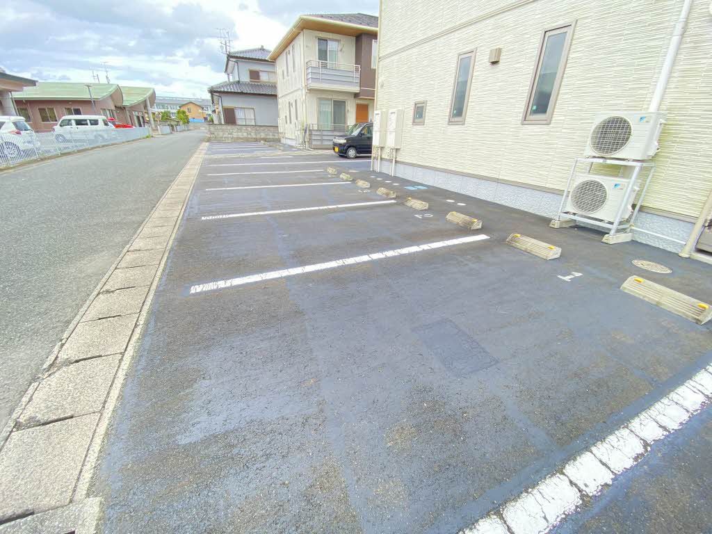 建物外観　駐車場